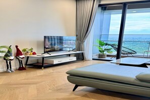 Superior Apartment, 3 Bedrooms, Kitchen, City View | Living area