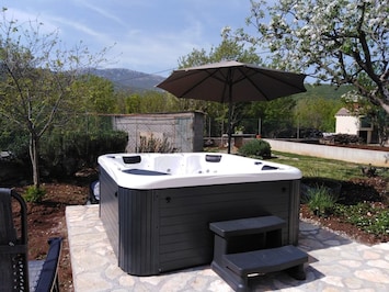 Bain à remous extérieur