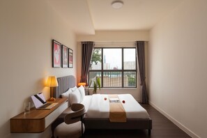 Superior appartement, 2 slaapkamers, keuken, uitzicht op de stad | 1 slaapkamer, een minibar, een bureau, een laptopwerkplek