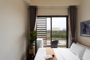 Superior-Apartment, 2 Schlafzimmer, Küche, Stadtblick | Minibar, Schreibtisch, laptopgeeigneter Arbeitsplatz