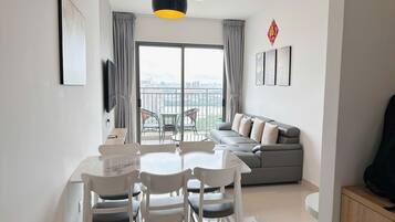Departamento superior, 3 habitaciones, cocina, vista a la ciudad | Área de sala de estar | Televisión de 35 pulgadas con canales por cable