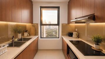 Apartamento superior, 3 quartos, cozinha, vista para a cidade | Cozinha privada | Geladeira, micro-ondas, cooktop, talheres/pratos/utensílios de cozinha