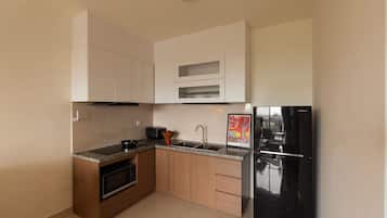 Superior Apartment, 2 Bedrooms, Kitchen, City View | Private kitchen | Fridge, microwave, stovetop, cookware/dishes/utensils