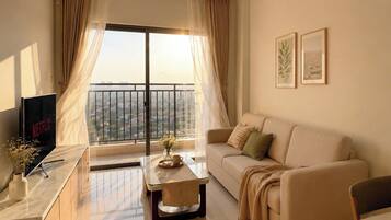 Superior Apartment, 2 Bedrooms, Kitchen, City View | Ruang tamu | 35 inci televisyen dengan kabel