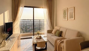 Appartamento Superior, 2 camere da letto, cucina, vista città | Area soggiorno | TV 35 pollici con canali via cavo