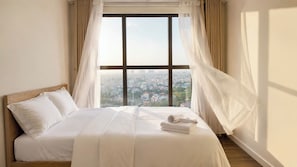 Appartamento Superior, 2 camere da letto, cucina, vista città | Minibar, una scrivania, postazione laptop, insonorizzazione
