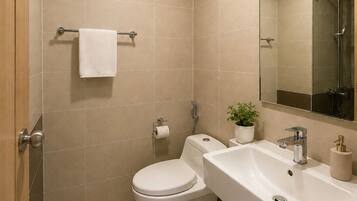 Un bagno moderno con un WC, un lavandino e uno specchio.