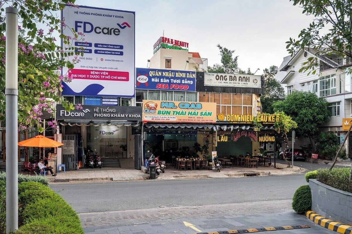 A street with various storefronts, including a spa, a seafood restaurant, and a seafood market.