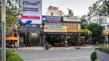 A street with various storefronts, including a spa, a seafood restaurant, and a seafood market.