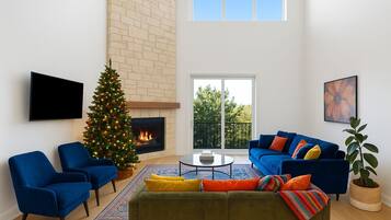 Smart-tv, eldstad, ett bordtennisbord och böcker