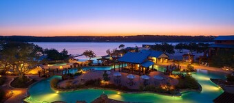 ⭐ Luxury Lakefront w/ Views✔️ Jacuzzi, HomeTheatre❤️ Pool & Mints to Winery