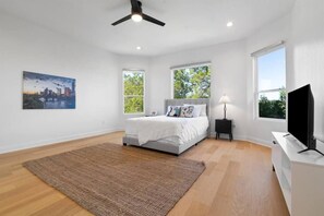 4 bedrooms, desk, iron/ironing board, free WiFi