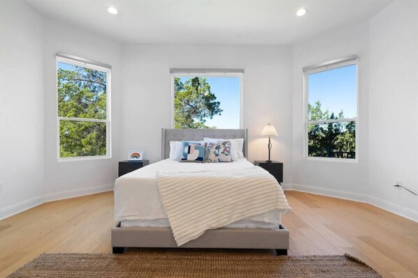 4 habitaciones, escritorio y tabla de planchar con plancha 