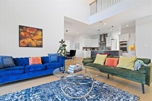 智能電視、壁爐、乒乓球設施、書籍