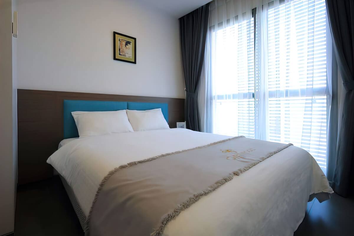 Superior-Apartment, 3 Schlafzimmer, Küche, Stadtblick | Schreibtisch, laptopgeeigneter Arbeitsplatz, schallisolierte Zimmer