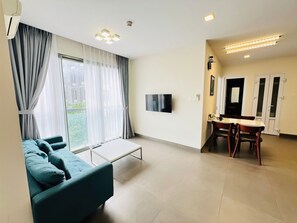 Superior-Apartment, 3 Schlafzimmer, Küche, Stadtblick | Wohnbereich | 35-Zoll-Fernseher mit Kabelempfang