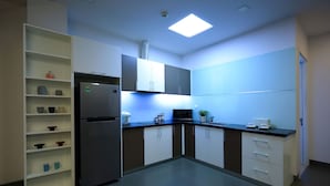 Superior Apartment, 3 Bedrooms, Kitchen, City View | Private kitchen - Première Apt Suite - Glenwood Thao Dien (Ho Chi Minh City)