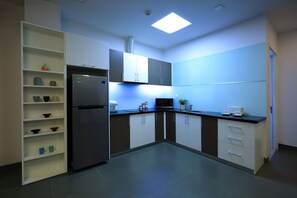 Appartamento Superior, 3 camere da letto, cucina, vista città | Cucina privata | Frigorifero, microonde, piano cottura, pentole/stoviglie/utensili