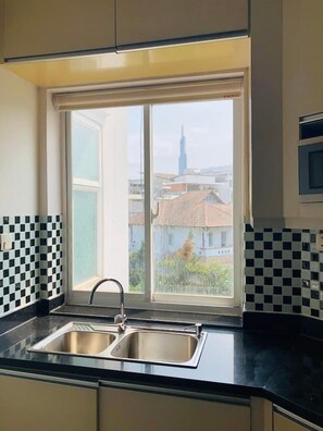 Superior Apartment, 1 Bedroom, Kitchen, City View | Private kitchen | Fridge, microwave, stovetop, cookware/dishes/utensils