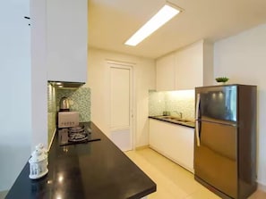 Appartement Supérieur, 2 chambres, cuisine, vue ville | Cuisine privée | Réfrigérateur, micro-ondes, plaque de cuisson