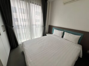 Appartamento Superior, 3 camere da letto, cucina, vista città | Una scrivania, postazione laptop, insonorizzazione, Wi-Fi gratuito