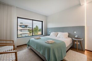 2 slaapkamers, een strijkplank/strijkijzer, internet, beddengoed