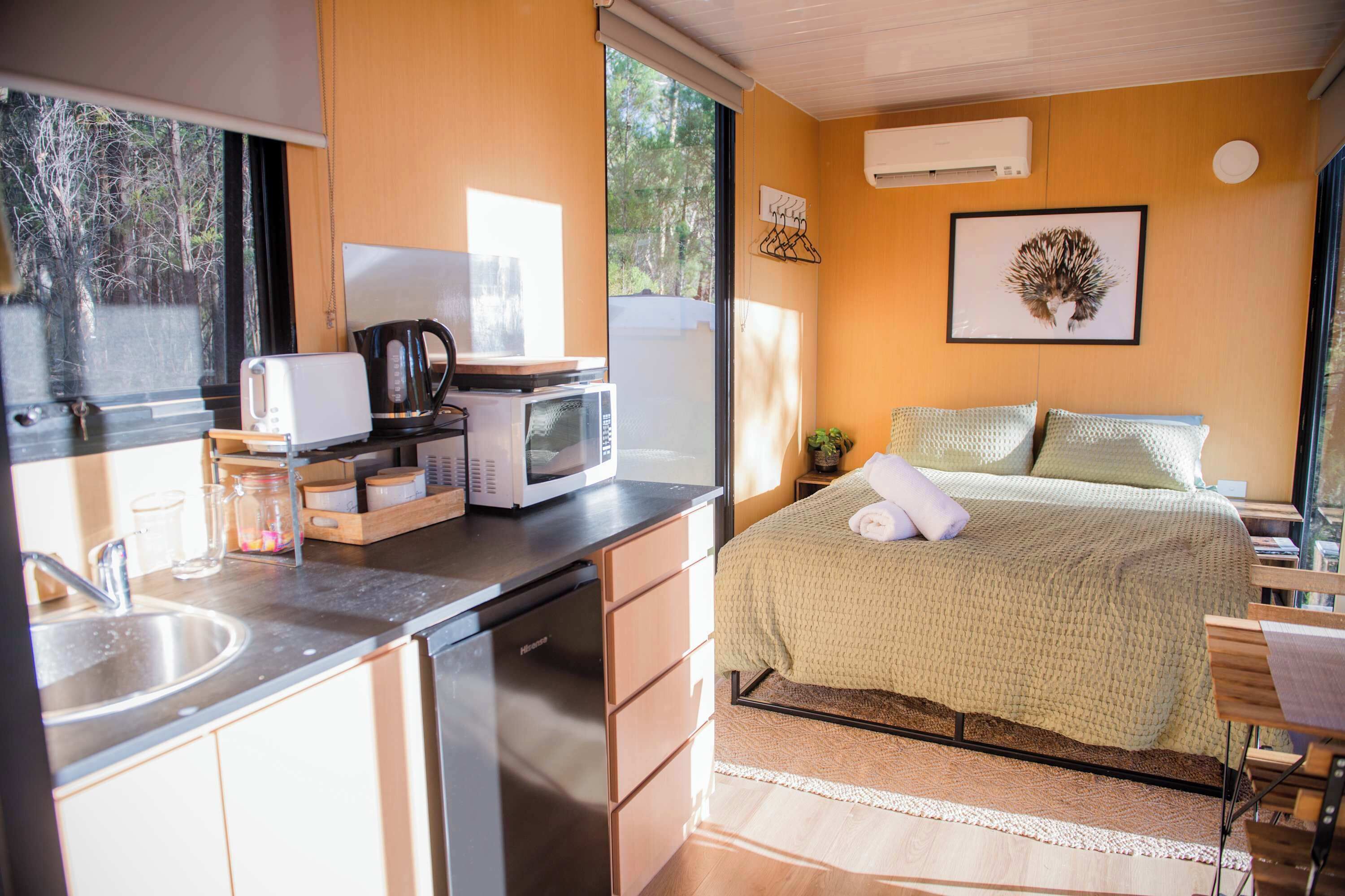 1 dormitori i roba de llit 