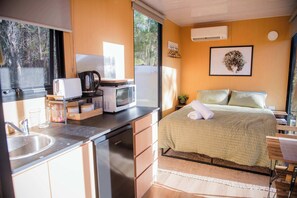 1 bedroom, bed sheets