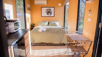 1 bedroom, bed sheets