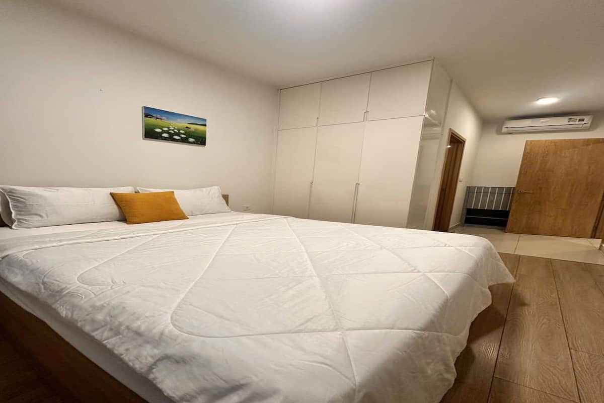 Superior-Apartment, 1 Schlafzimmer, Küche, Stadtblick | Schreibtisch, laptopgeeigneter Arbeitsplatz, kostenloses WLAN