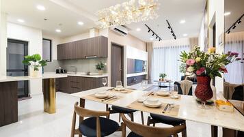 Appartamento Superior, 3 camere da letto, cucina, vista città | Pasti in camera