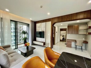 Departamento superior, 2 habitaciones, cocina, vista a la ciudad | Área de sala de estar | Televisión de 35 pulgadas con canales por cable