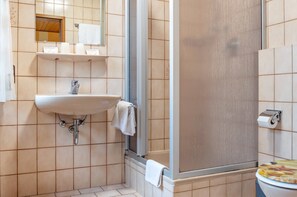 Shower, towels - Room 2 - Double room with Wi-Fi (Lehrberg)