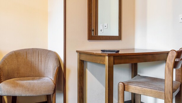 A room with a wooden chair, a wooden table, and a mirror on the wall. - Room 2 - Double room with Wi-Fi (Lehrberg)