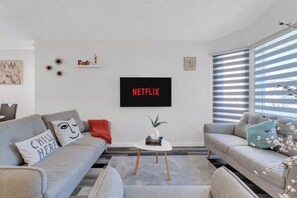 Smart TV, fireplace