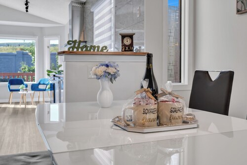 *NEW*HiddenGem*Discount*MovieTheatre*Deck*AC*Downtown 15'*Banff 60'*Bedrooms 4x