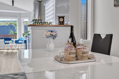 *NEW*HiddenGem*Discount*MovieTheatre*Deck*AC*Downtown 15'*Banff 60'*Bedrooms 4x