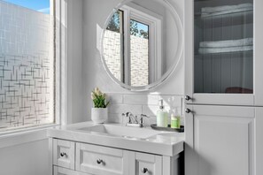 Chuveiro, secador de cabelo, toalhas de banho, sabonete