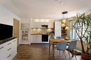 Fridge, microwave, oven, stovetop - Apartment 'Das Tierfreundliche Drachennest' with Wi-Fi (Südharz)