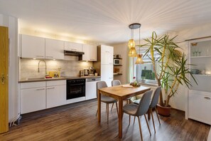 Een koelkast, een magnetron, een oven, een kookplaat