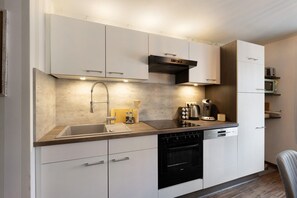 Een koelkast, een magnetron, een oven, een kookplaat