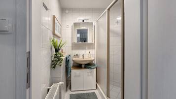 Douche, sĂšche-cheveux, serviettes fournies