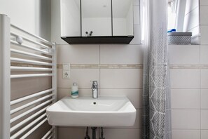 Shower, hair dryer, towels - Holiday Apartment 'Kompass Oase' with Private Terrace, Private Garden and Wi-Fi (Burg (Dithmarschen))