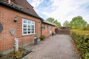 Exterior - Holiday Apartment 'Kompass Oase' with Private Terrace, Private Garden and Wi-Fi (Burg (Dithmarschen))