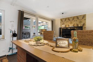 Dining - Holiday Apartment 'Kompass Oase' with Private Terrace, Private Garden and Wi-Fi (Burg (Dithmarschen))