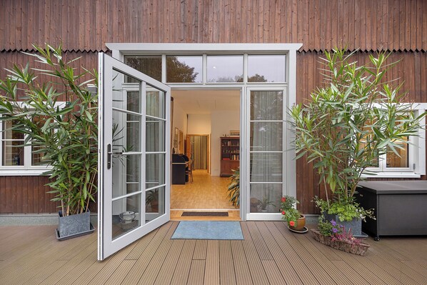 Terrace/patio - Apartment 'Ferienwohnung Varga Schafstedt' with Private Terrace, Shared Garden and Wi-Fi (Schafstedt)