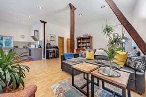 TV - Apartment 'Ferienwohnung Varga Schafstedt' with Private Terrace, Shared Garden and Wi-Fi (Schafstedt)