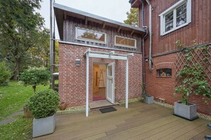 Exterior - Apartment 'Ferienwohnung Varga Schafstedt' with Private Terrace, Shared Garden and Wi-Fi (Schafstedt)