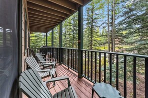 Property grounds - Breck Ski-in Retreat – Walk to Gondola & Lifts (Breckenridge)