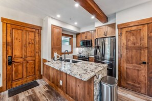 Fridge, microwave, oven, stovetop - Breck Ski-in Retreat – Walk to Gondola & Lifts (Breckenridge)